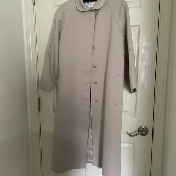 Very nice  like new London Fog trench. Feminine collar button lined coat. - Picture 5 of 5